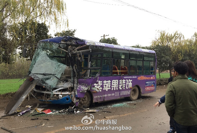 西安两公交车相撞 玻璃碎一地车身瞬间变废铁 西安两公交车相撞 玻璃碎一地车身瞬间变废铁