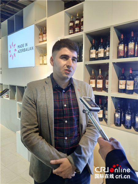 圖片默認標題_fororder_阿塞拜疆東方之星酒莊代表西姆接受記者採訪（攝影：唐薇）