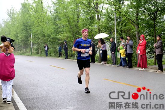 （春来喜看贵茶绿）贵州湄潭：中外马拉松选手茶海里奔跑