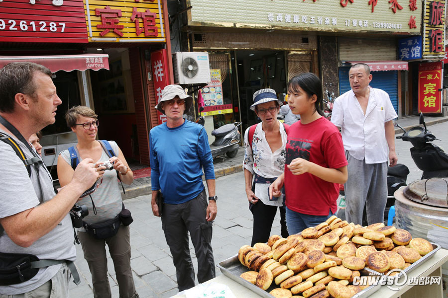 【焦点图 显示图在稿件最下方】西安街头现做现卖陕北月饼 日销千个生意红火