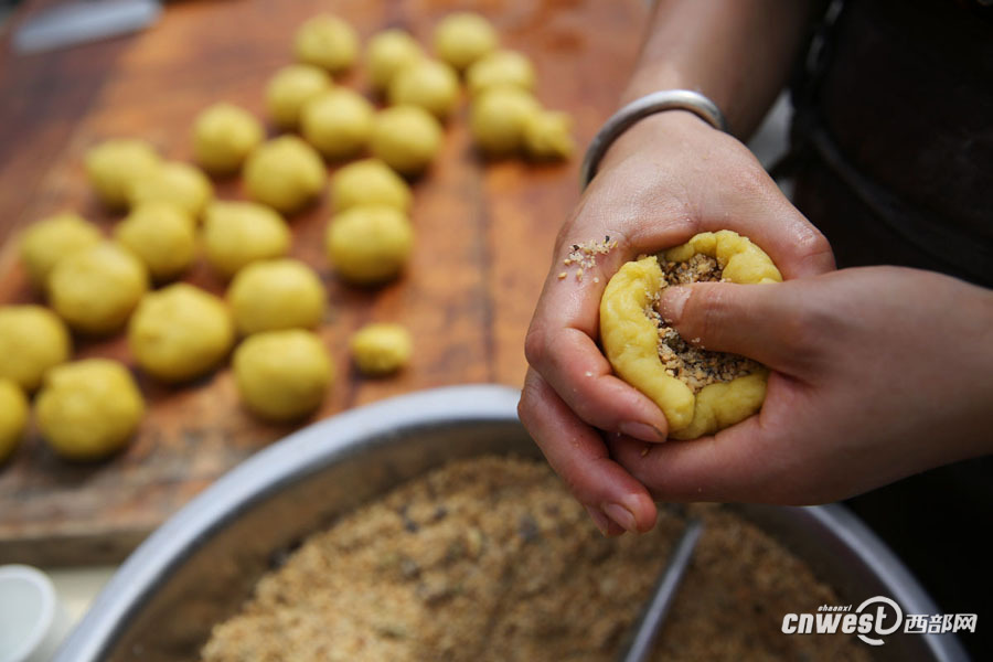 【焦点图 显示图在稿件最下方】西安街头现做现卖陕北月饼 日销千个生意红火