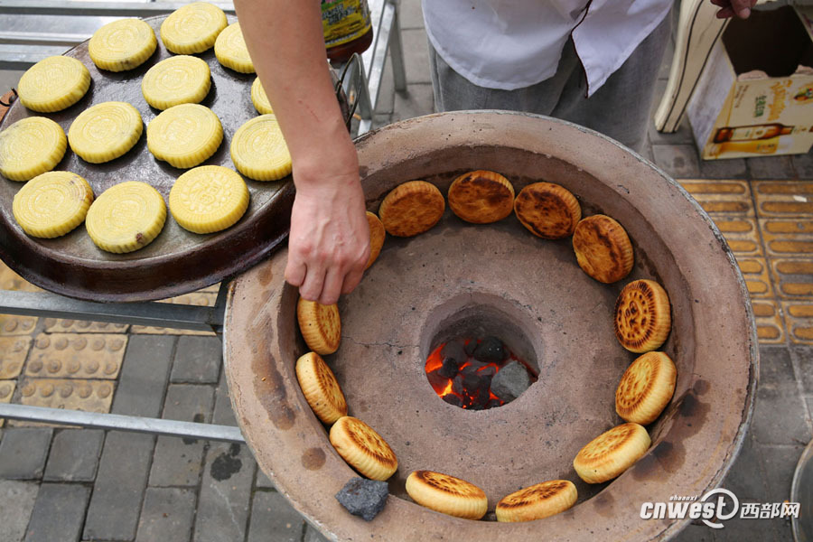 【焦点图 显示图在稿件最下方】西安街头现做现卖陕北月饼 日销千个生意红火