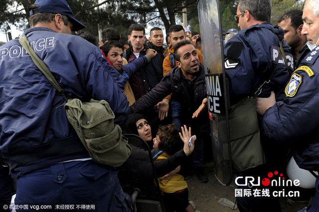 移民请求进入马其顿 赤裸上身跪地抗议 移民请求进入马其顿 赤裸上身跪地抗议