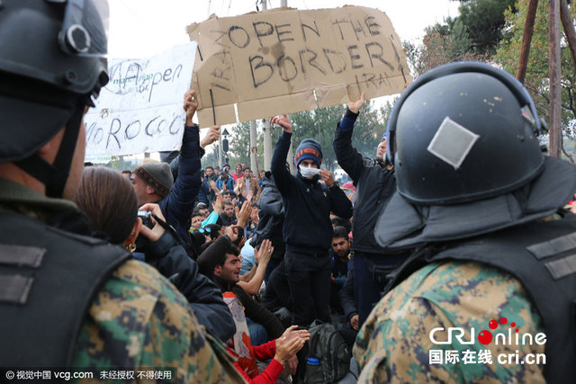 移民请求进入马其顿 赤裸上身跪地抗议 移民请求进入马其顿 赤裸上身跪地抗议