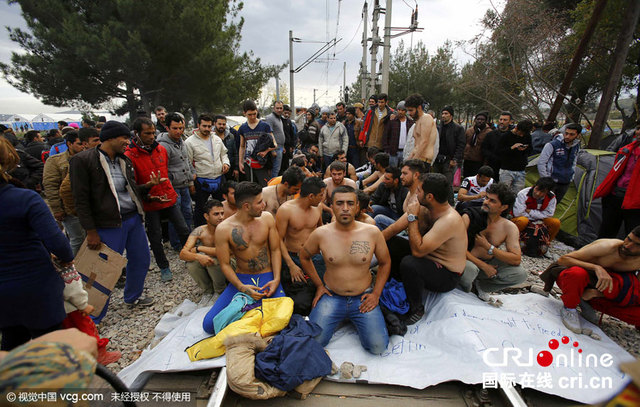 移民请求进入马其顿 赤裸上身跪地抗议 移民请求进入马其顿 赤裸上身跪地抗议