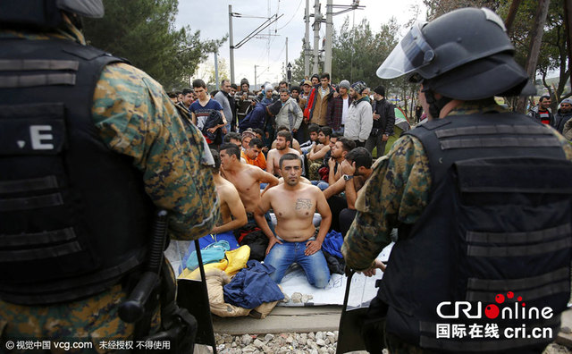 移民请求进入马其顿 赤裸上身跪地抗议 移民请求进入马其顿 赤裸上身跪地抗议