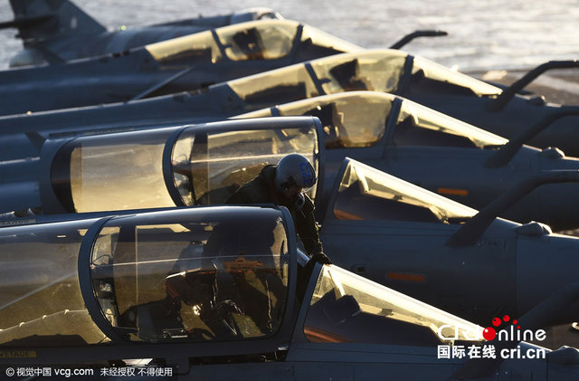 法国"戴高乐"号航母就位 战机首次出击轰炸IS