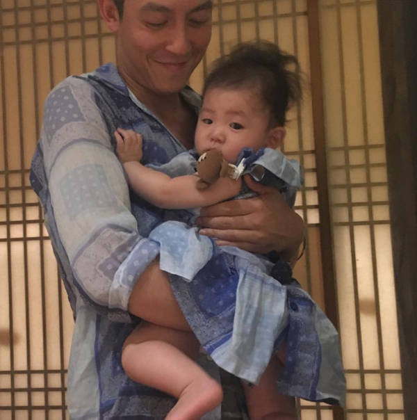 陈冠希抱着女儿温馨合照 眼神温柔一脸宠溺