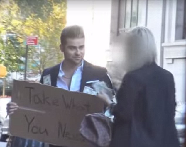 纽约街头人性实验：男子身贴纸币请路人随意取用