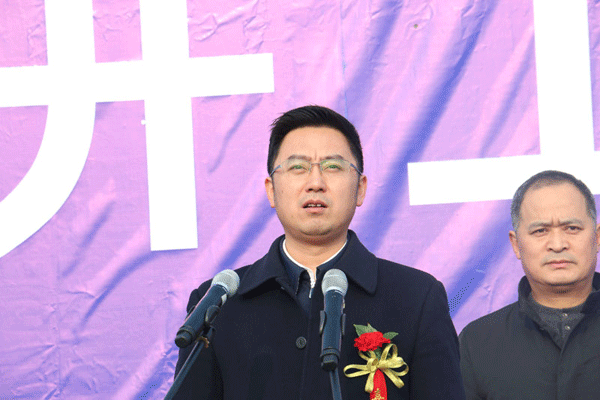 宜宾市南溪区委副书记,区长何永宏宣布项目开工(摄影 张浔)国际在线