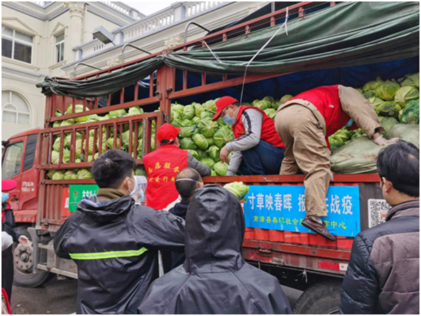 【湖北】司機冒雨連夜驅車6小時將10噸愛心菜送抵武漢江夏