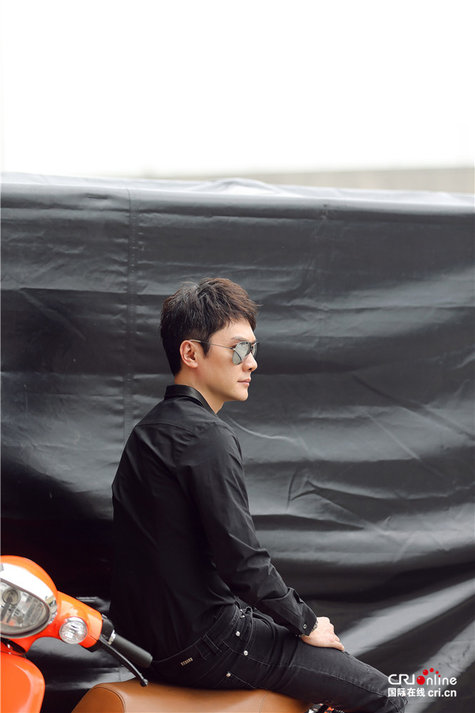 冯绍峰亮相上海赛车场 黑色衬衣搭墨镜劲酷有型