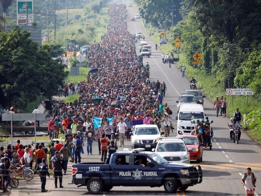 移民大篷车队伍行进中