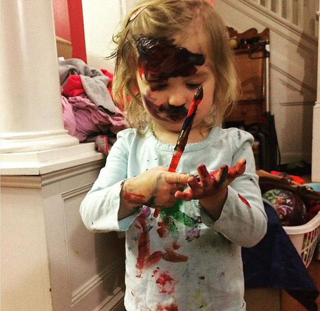 在"women in real life"账号分享的照片中,有的熊孩子卡在了马桶中