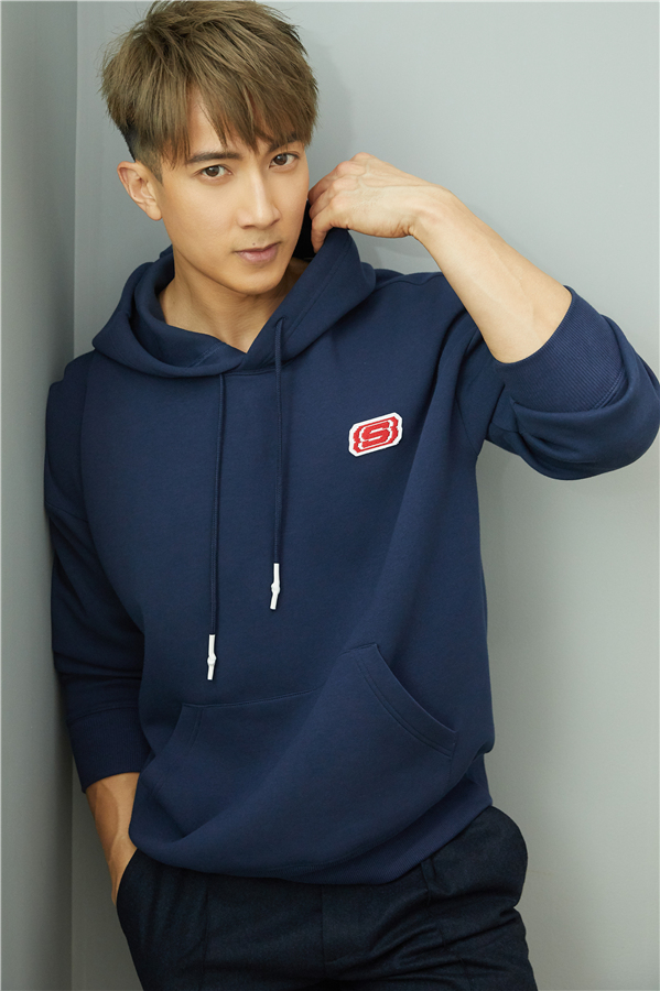 吴尊节后首次亮相活动全新发色少年感满溢