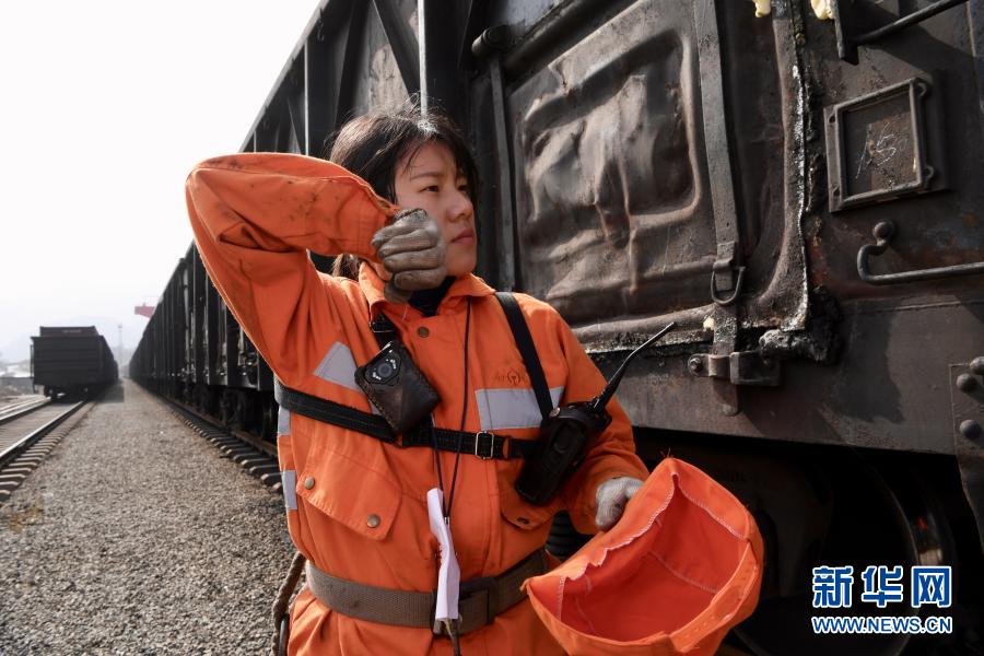 鋼軌上的調車“女鐵漢”