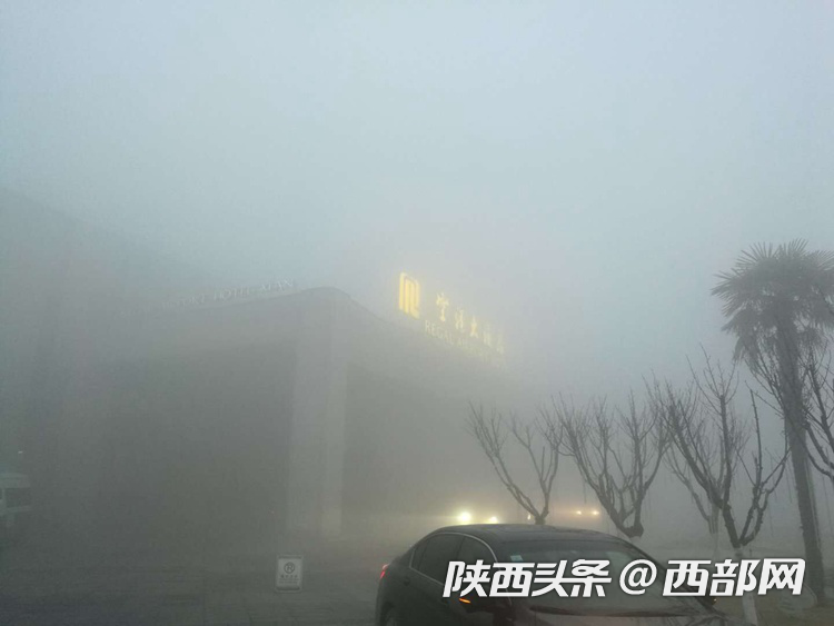 西安发布大雾橙色预警 绕城通行缓慢近山部分高速有管制