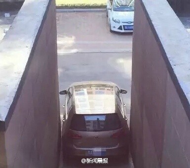 哈尔滨现霸气停车：女子从天窗爬出从后备箱进