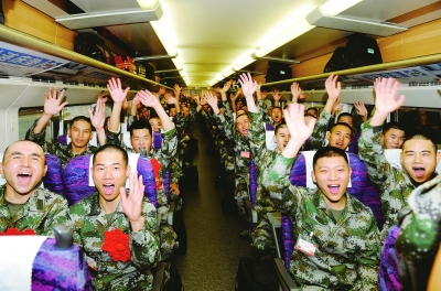 （社會廣角圖文）2017年江蘇南京市首批新兵啟程赴軍營