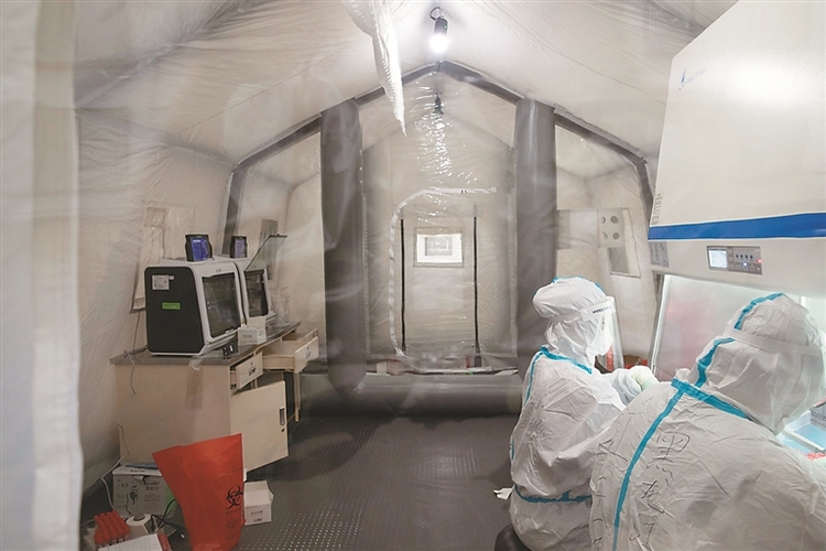 不眠不休 科學有序 記者探營望奎方艙核酸檢測實驗室