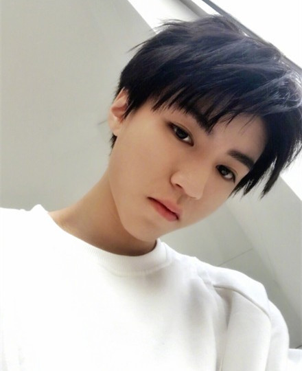 王俊凯军训前晒自拍 网友称可别晒成王大陆