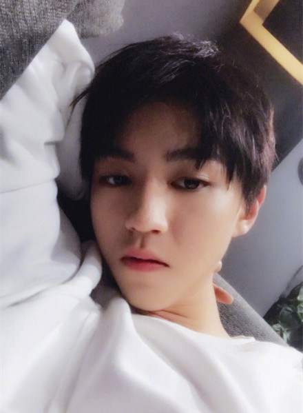 王俊凯军训前晒自拍 网友称可别晒成王大陆