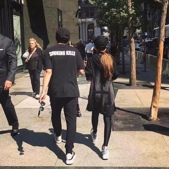 “杰伦式”秀恩爱！官博晒周杰伦昆凌街头并肩背影