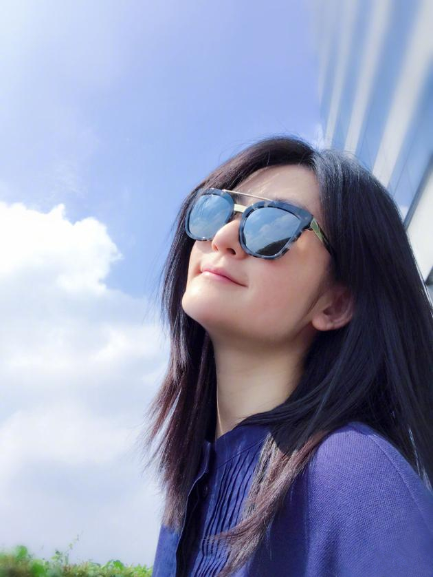 谢娜长发披肩仰头微笑天气晴朗心情大好