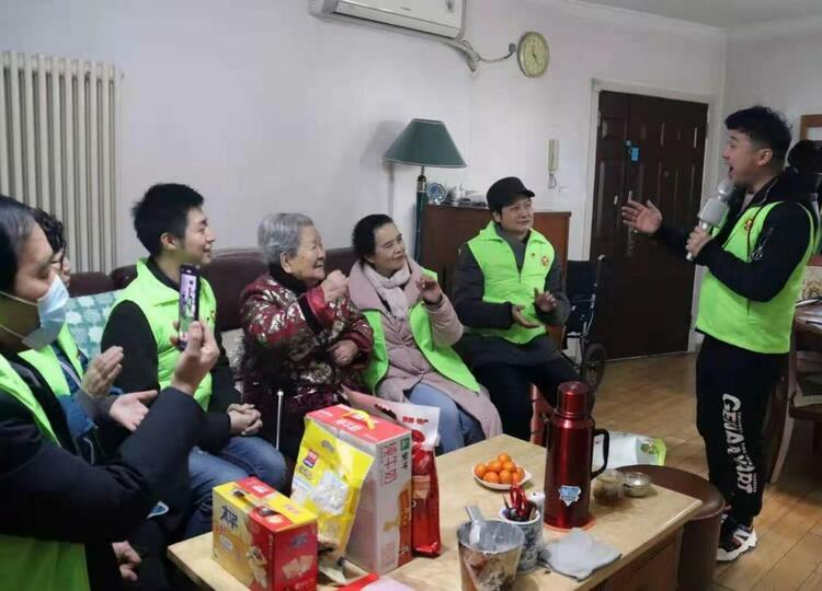 西安高新区枫林绿洲社区党支部携手本本文化志愿服务队慰问独居老人