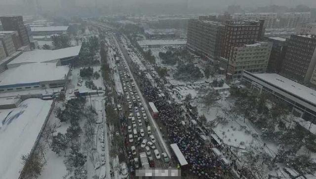 郑州暴雪致交通堵塞 千人滞留公交站场面震撼