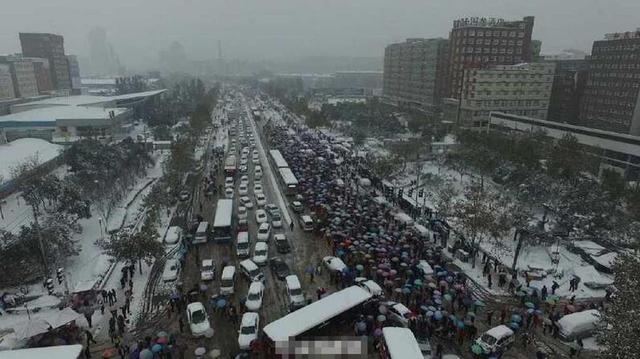 郑州暴雪致交通堵塞 千人滞留公交站场面震撼