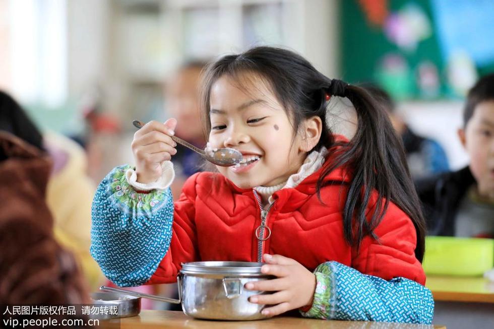 廣西柳州：村裏娃吃上免費午餐