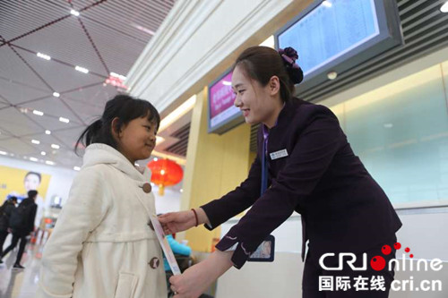 【黑龙江】【供稿】哈尔滨机场迎来“无陪儿童”返程高峰
