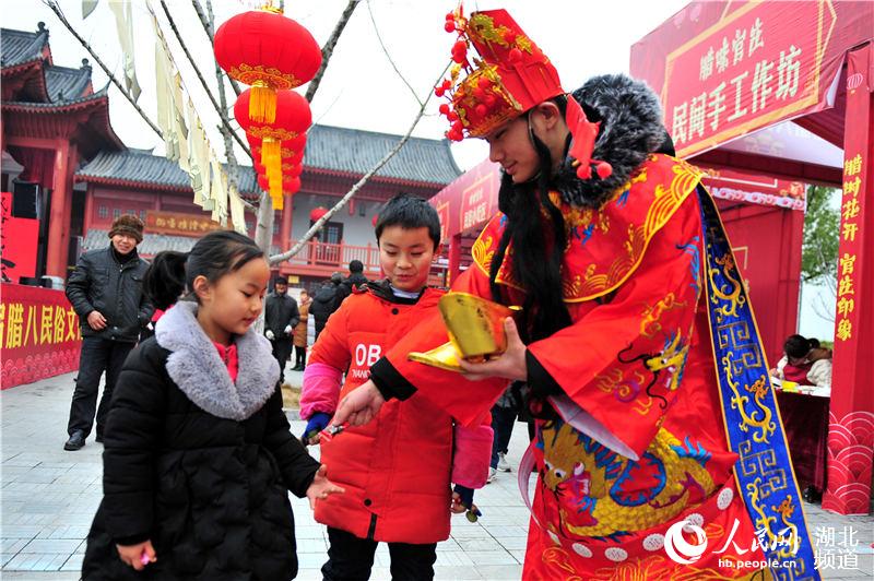 湖北宜昌：民俗廟會迎“臘八” “財神八仙”送祝福