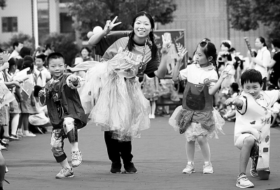 （环保）南京雨花台区实验小学百名师生举行环保时装秀
