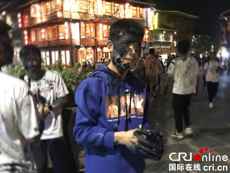 贵州肇兴侗寨：谷雨节习俗“打花脸”热闹非凡 （组图）