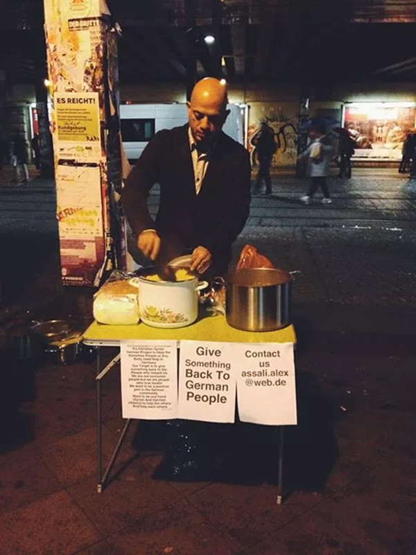 柏林街头一叙利亚难民为当地流浪汉免费供餐