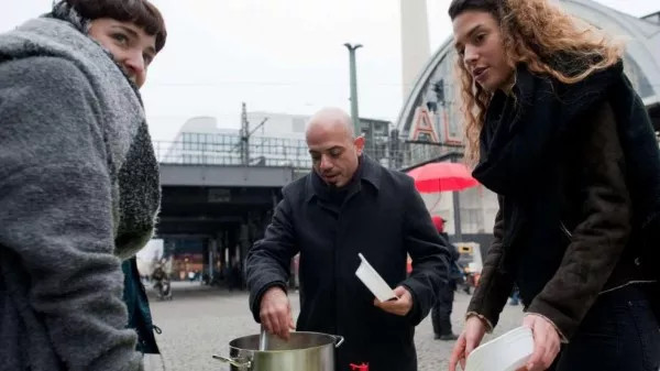 柏林街头一叙利亚难民为当地流浪汉免费供餐