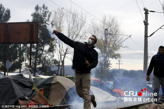 滞留马其顿与希腊边境难民争夺食物