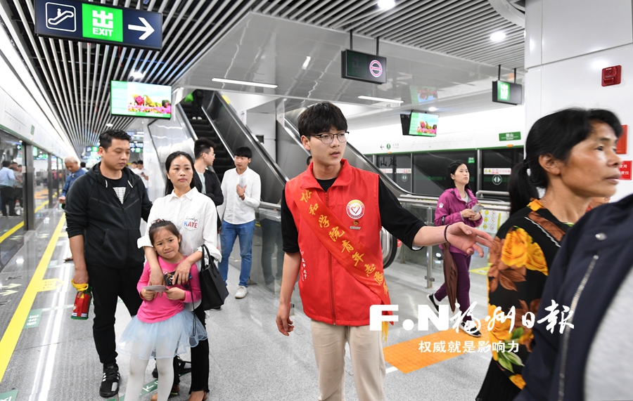 【焦点图】【福州】【移动版】【Chinanews带图】福州地铁2号线开放试乘 巨龙穿两江旗鼓一线牵