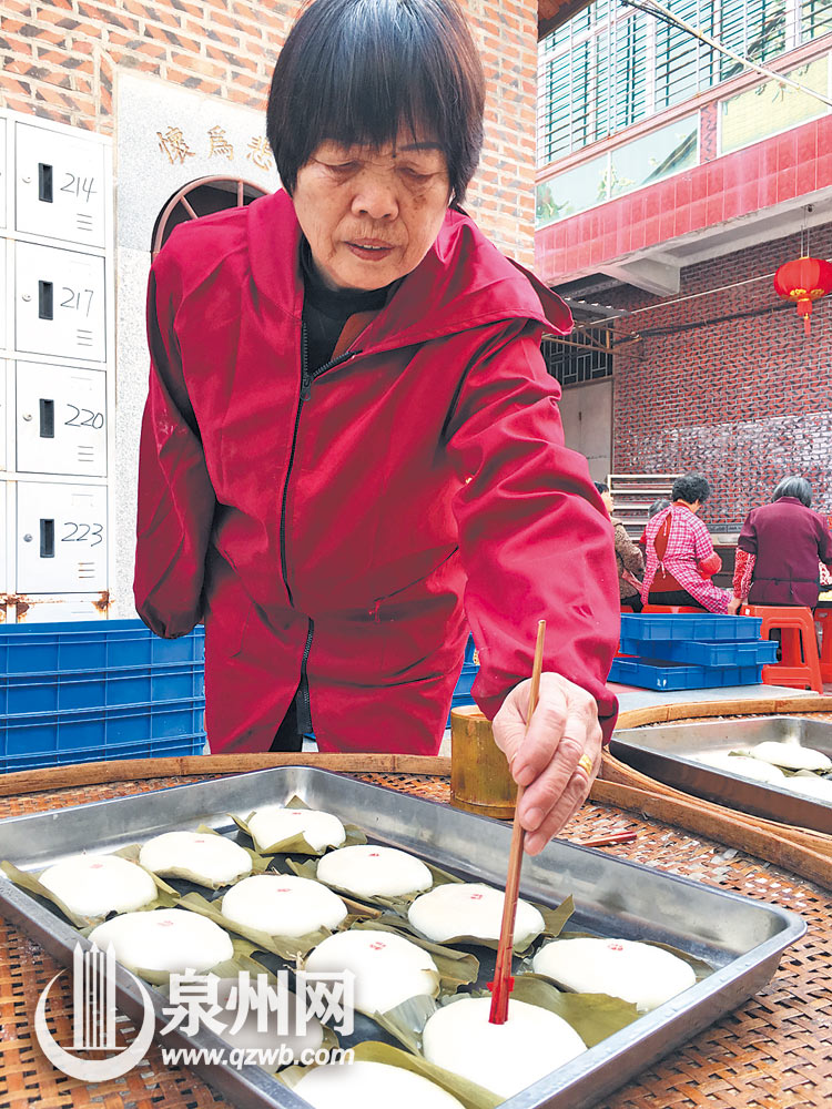 【福建时间主推】【泉州】【移动版】【Chinanews带图】泉州南安：老太太“搓丸蒸糕” 义卖筹款济危困