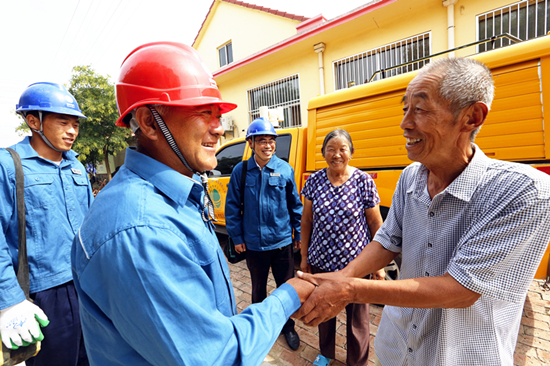 图片默认标题_fororder_李家供电所“彩虹共产党员服务队”受到久山村村民的欢迎