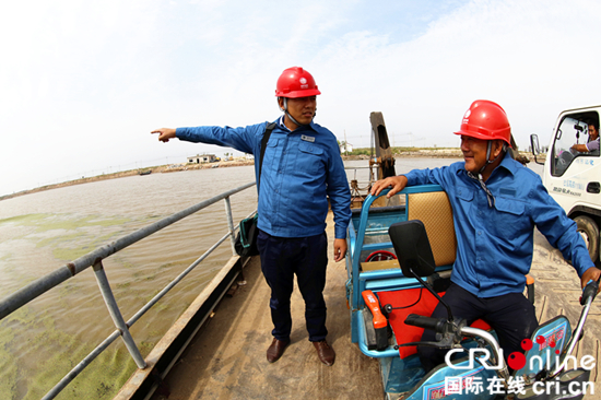 图片默认标题_fororder_李家供电所“彩虹共产党员服务队”乘坐摆渡跨“海”送服务