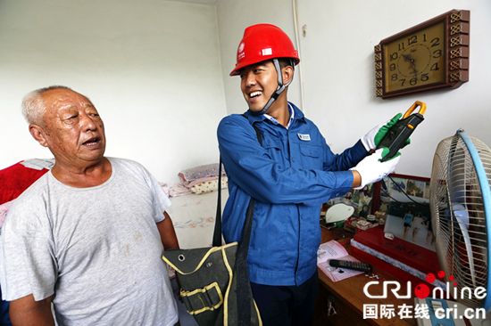 图片默认标题_fororder_李家供电所“彩虹共产党员服务队”为久山村村民检修线路