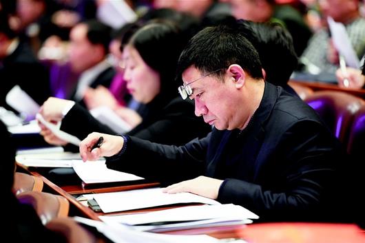 湖北省政协委员分组审议常委会工作报告