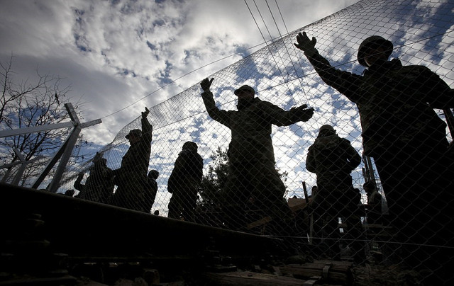 马其顿高竖栅栏挡移民 数百人冲袭边境警察 马其顿高竖栅栏挡移民 数百人冲袭边境警察