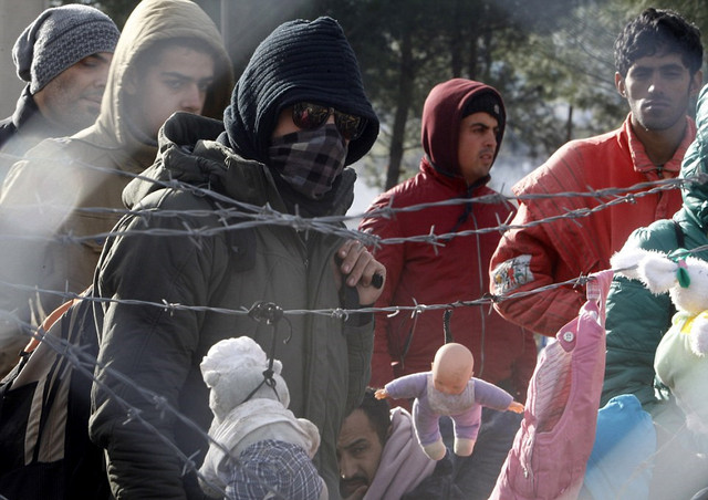 马其顿高竖栅栏挡移民 数百人冲袭边境警察 马其顿高竖栅栏挡移民 数百人冲袭边境警察