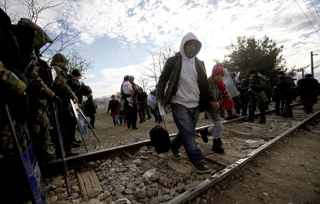 马其顿高竖栅栏挡移民 数百人冲袭边境警察 马其顿高竖栅栏挡移民 数百人冲袭边境警察