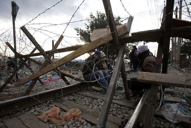 马其顿高竖栅栏挡移民 数百人冲袭边境警察 马其顿高竖栅栏挡移民 数百人冲袭边境警察