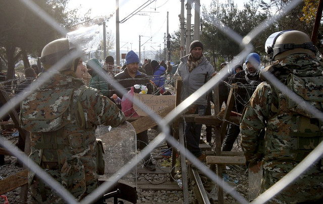 马其顿高竖栅栏挡移民 数百人冲袭边境警察 马其顿高竖栅栏挡移民 数百人冲袭边境警察